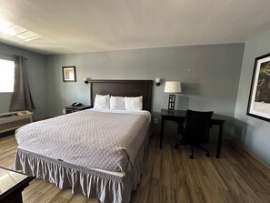 Escritorio, cortinas blackout y sistema de insonorización 