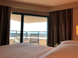 客房, 1 张特大床, 阳台 | 高档床上用品、客房内保险箱、办公桌、遮光窗帘