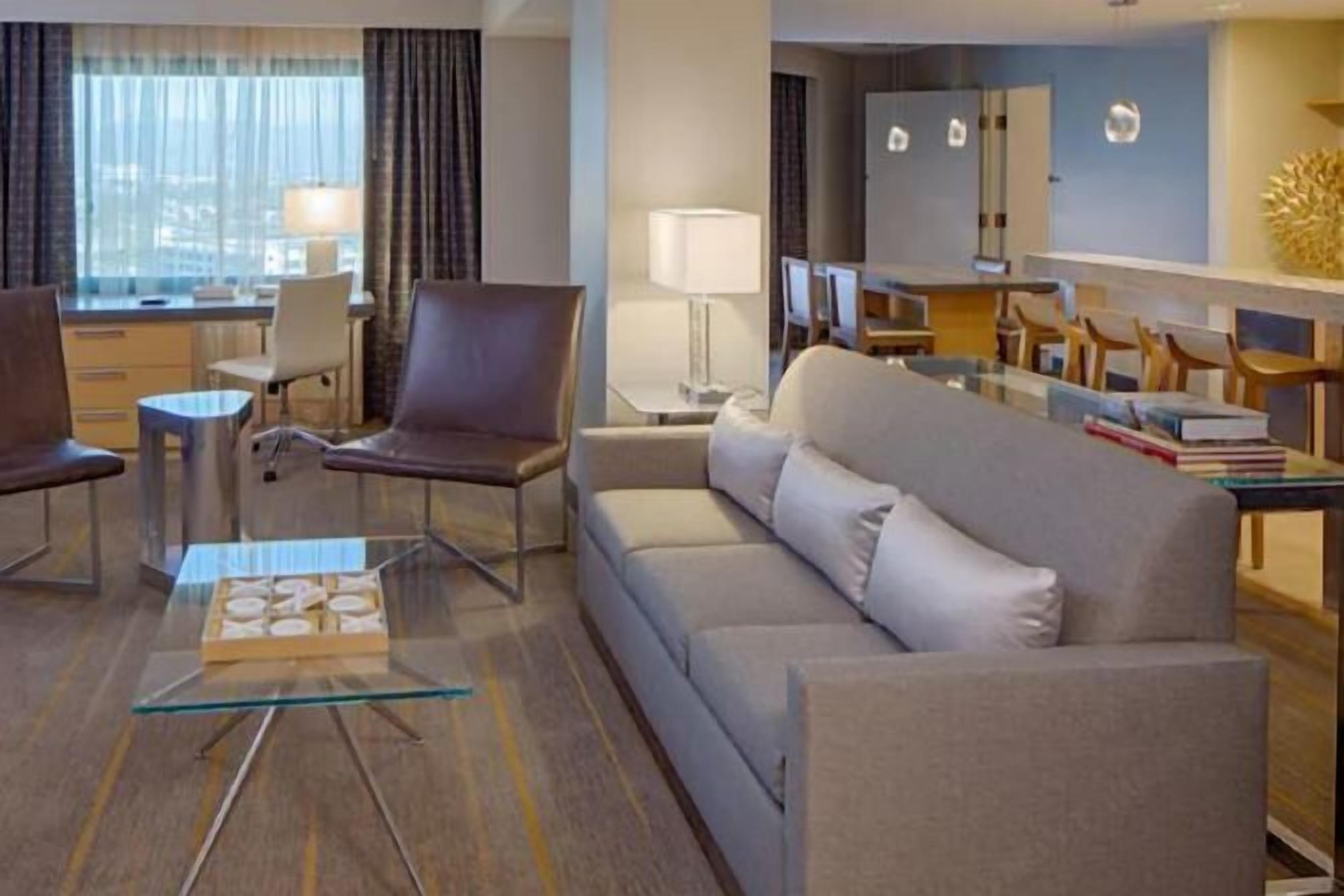 Área de sala de estar | Televisión de pantalla plana de 48 pulgadas con canales digitales 