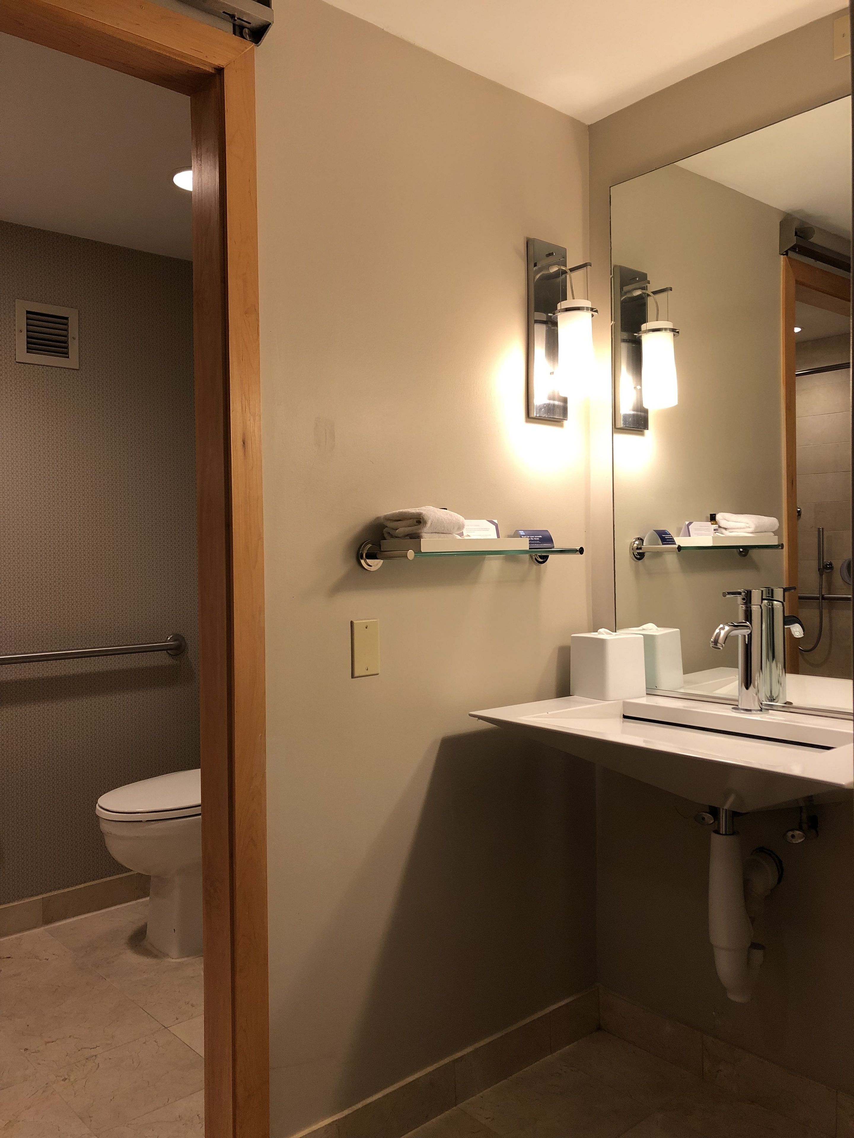 combined shower/bathtub, hair dryer, towels