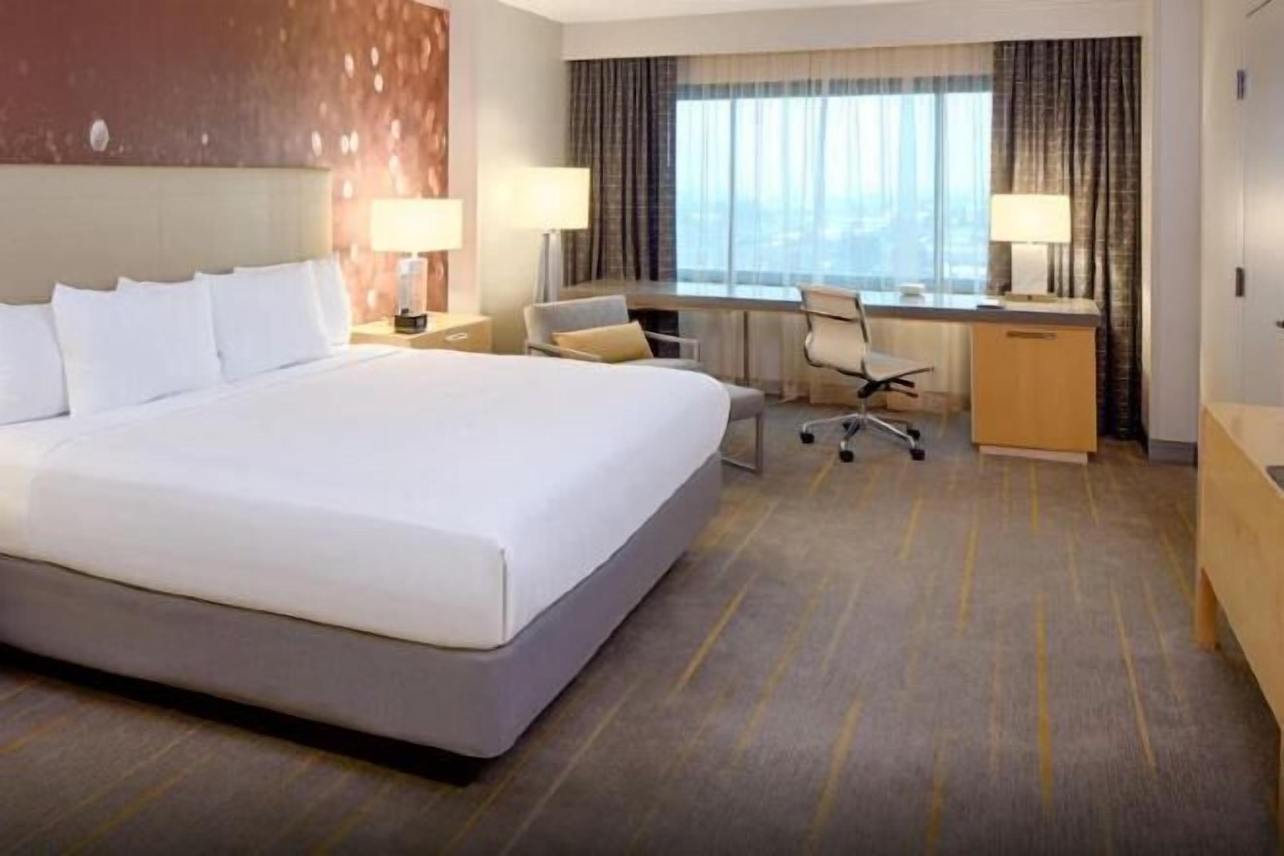 Ropa de cama de alta calidad y caja de seguridad en la habitación 