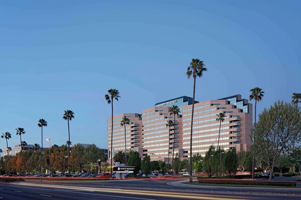 A multi-story hotel with a modern design, featuring a prominent sign at the top. - Hyatt Regency Santa Clara (Santa Clara)