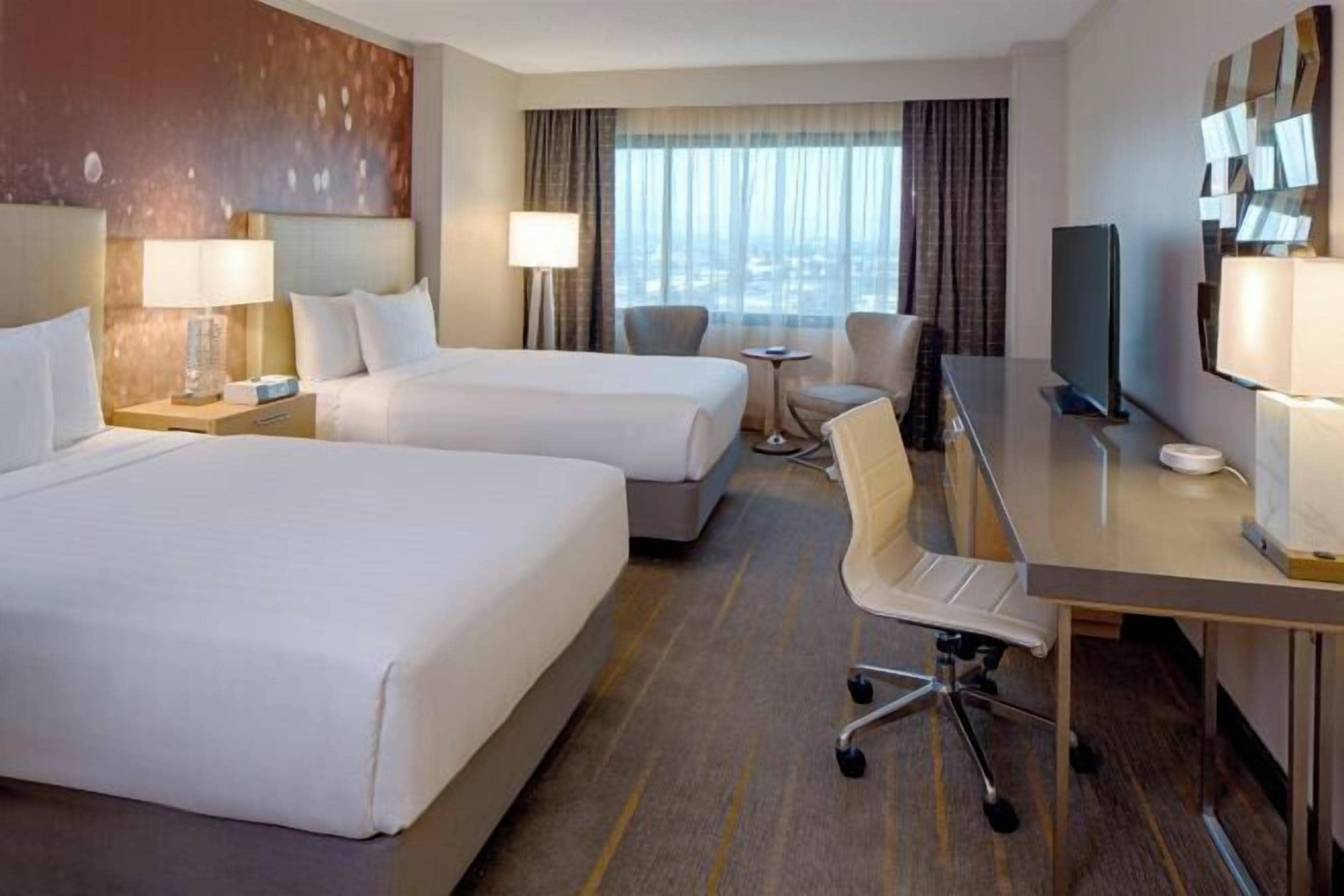 Ropa de cama de alta calidad y caja de seguridad en la habitación 