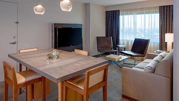 Executive-Suite | Wohnbereich | 48-Zoll-Flachbildfernseher mit Digitalempfang, Fernseher