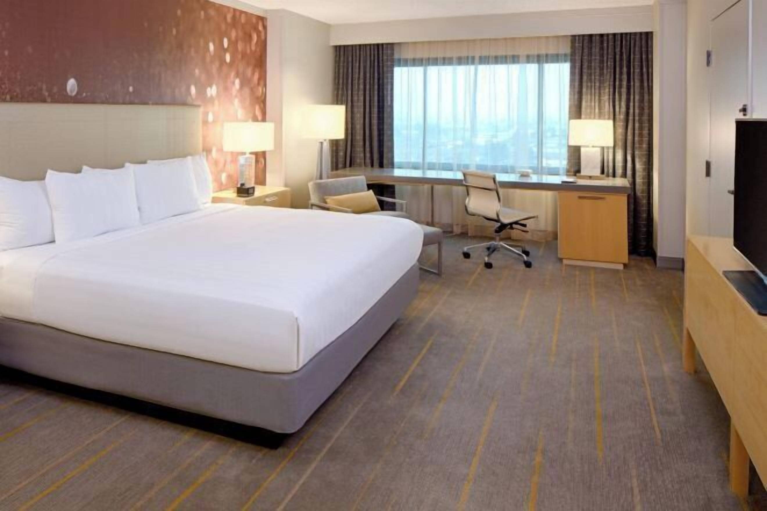 Ropa de cama de alta calidad y caja de seguridad en la habitación 