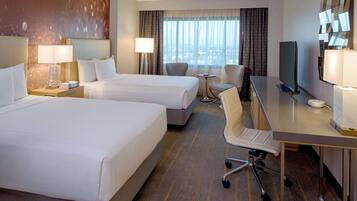 Ropa de cama de alta calidad y caja de seguridad en la habitación