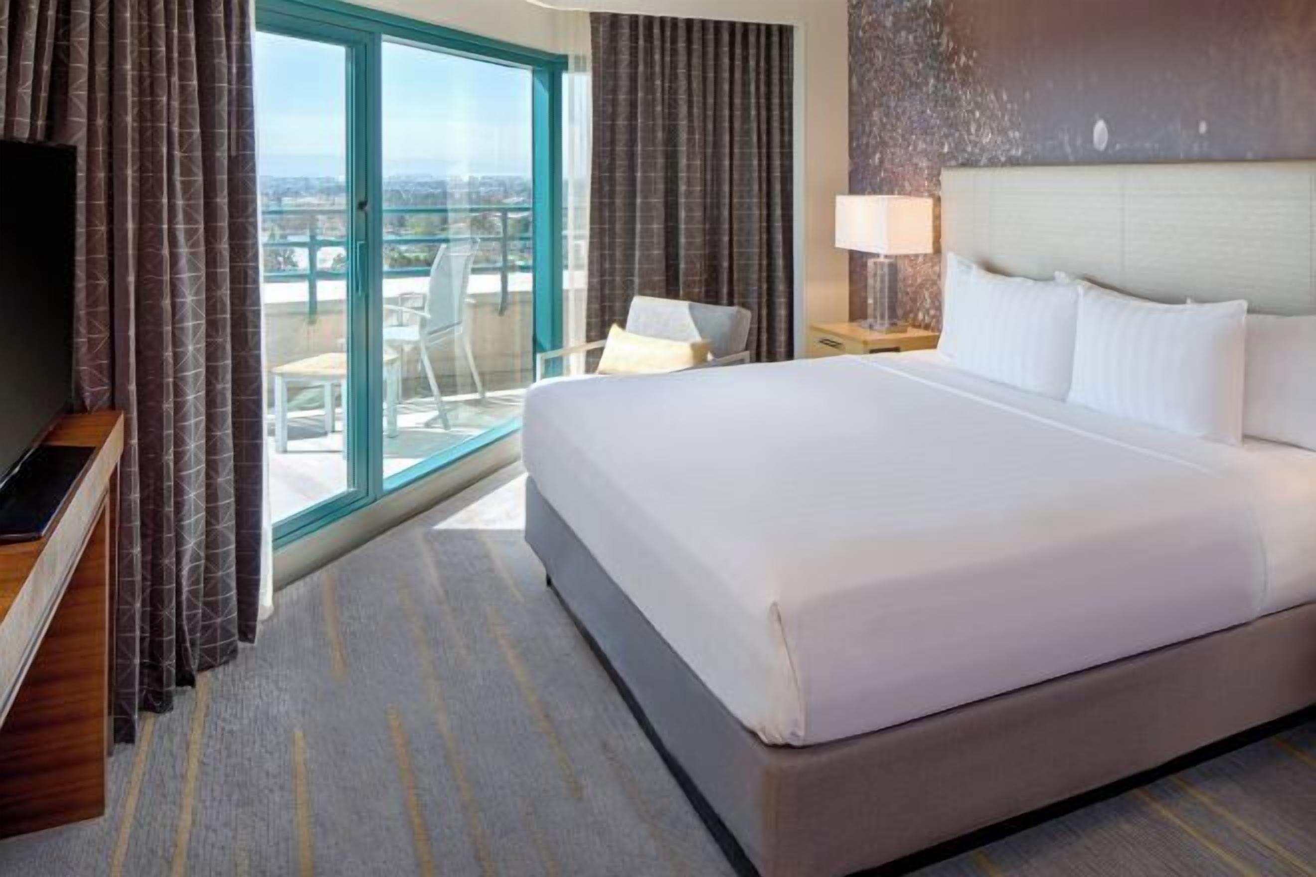 Ropa de cama de alta calidad y caja de seguridad en la habitación 