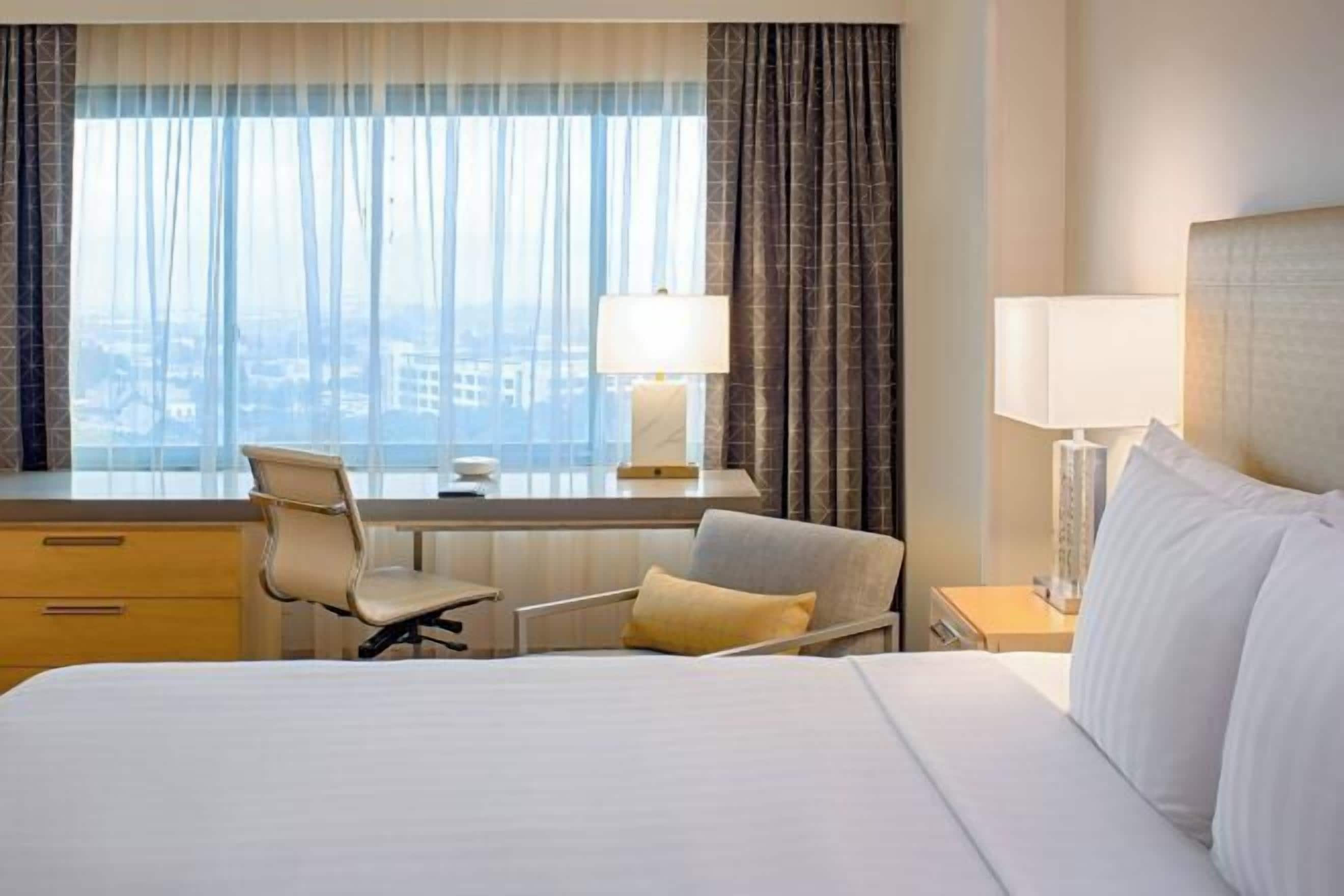 Ropa de cama de alta calidad y caja de seguridad en la habitación 