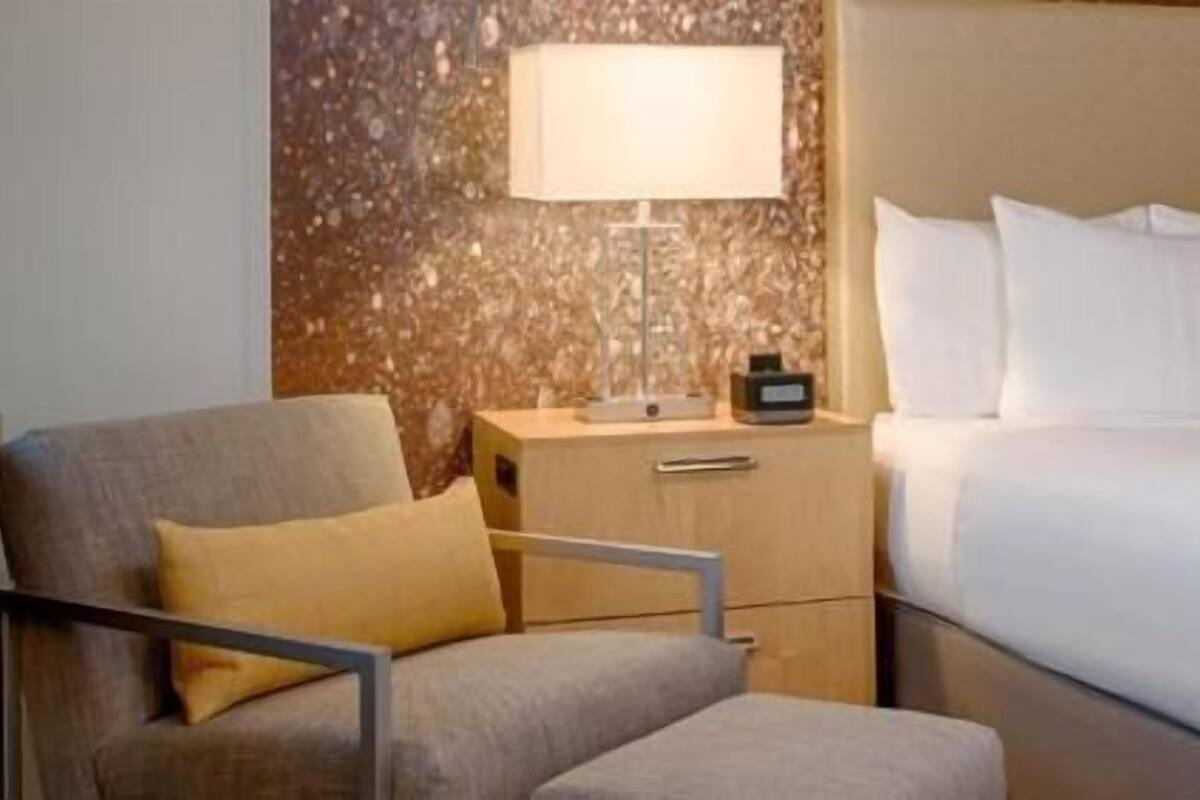 Ropa de cama de alta calidad y caja de seguridad en la habitación