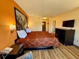 Escritorio, cortinas blackout y tabla de planchar con plancha