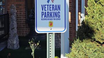 Een bord dat aangeeft dat veteranen hier geparkeerd kunnen vanwege hun dienst.