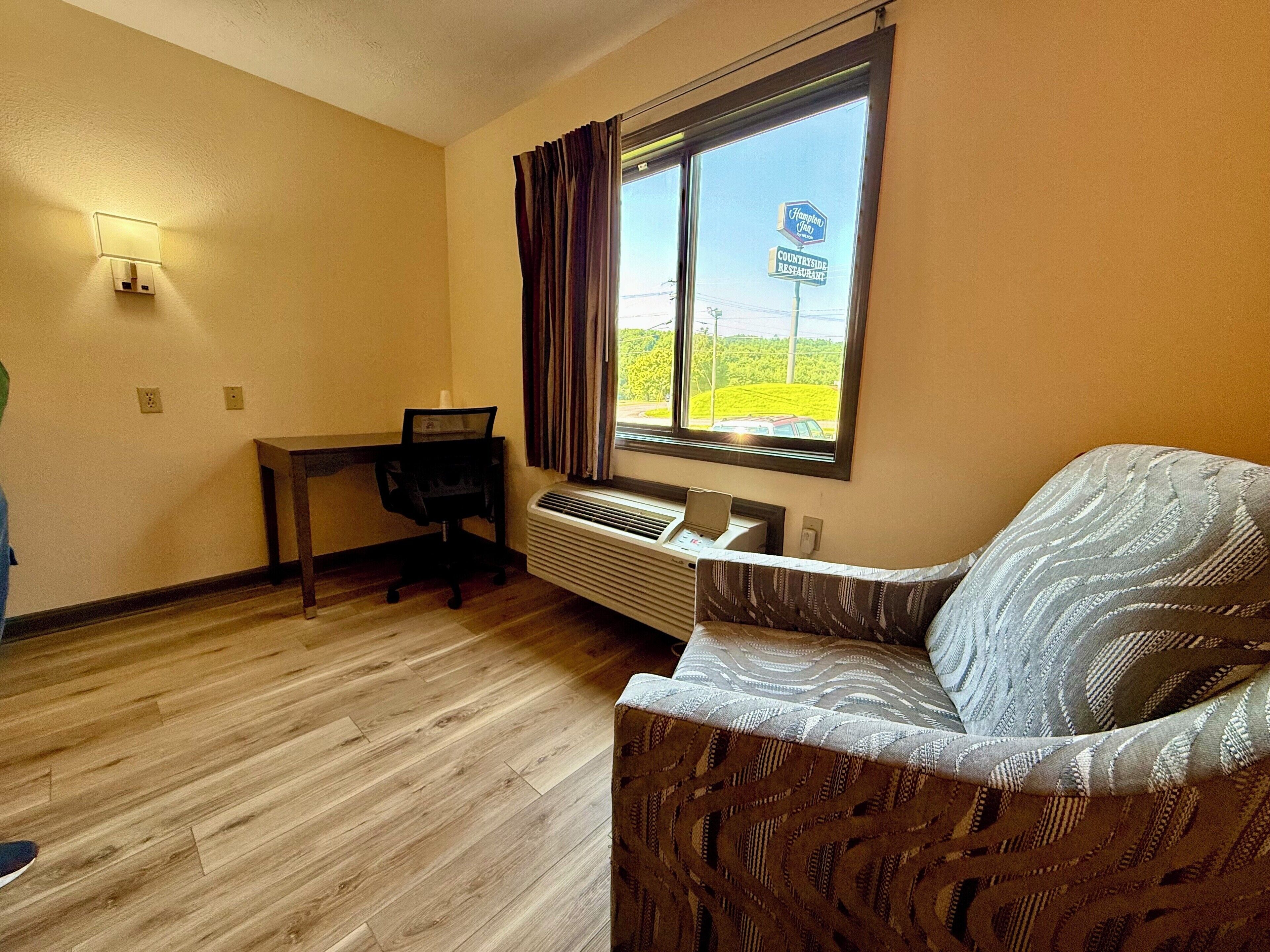 Bureau, rideaux d’obscurcissement, fer et planche à repasser