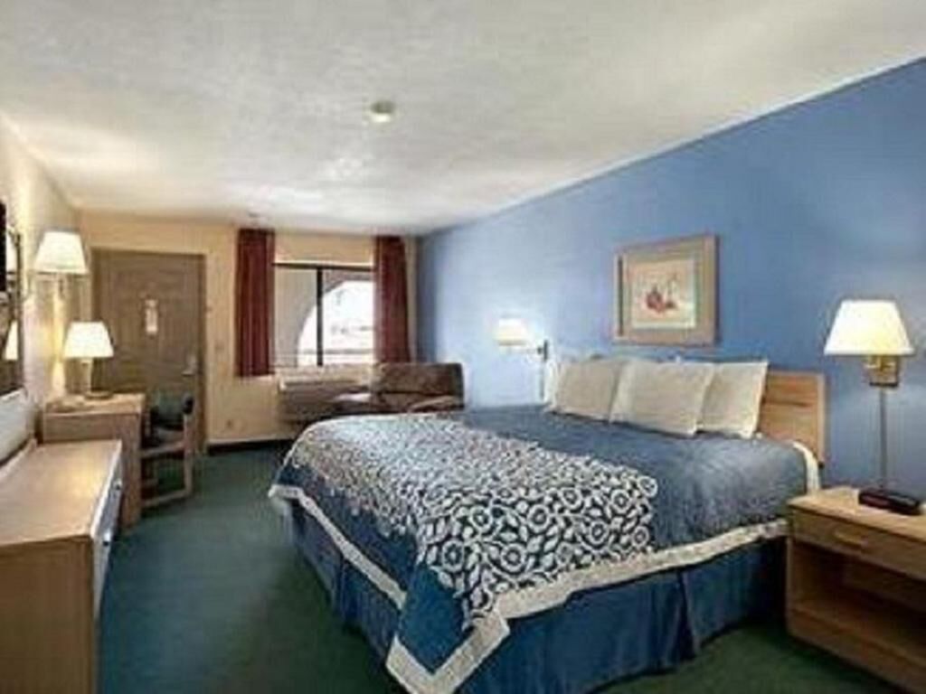 1 bedroom, pillowtop beds, desk, blackout drapes