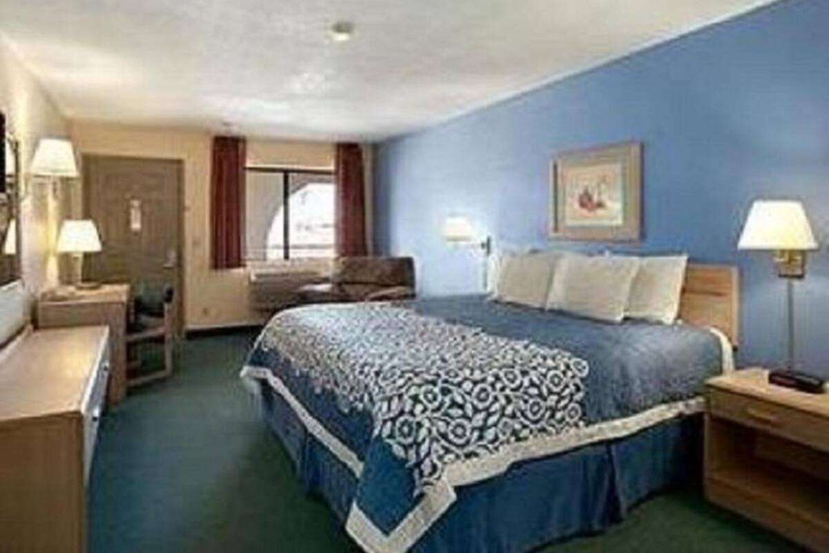 1 bedroom, pillowtop beds, desk, blackout drapes
