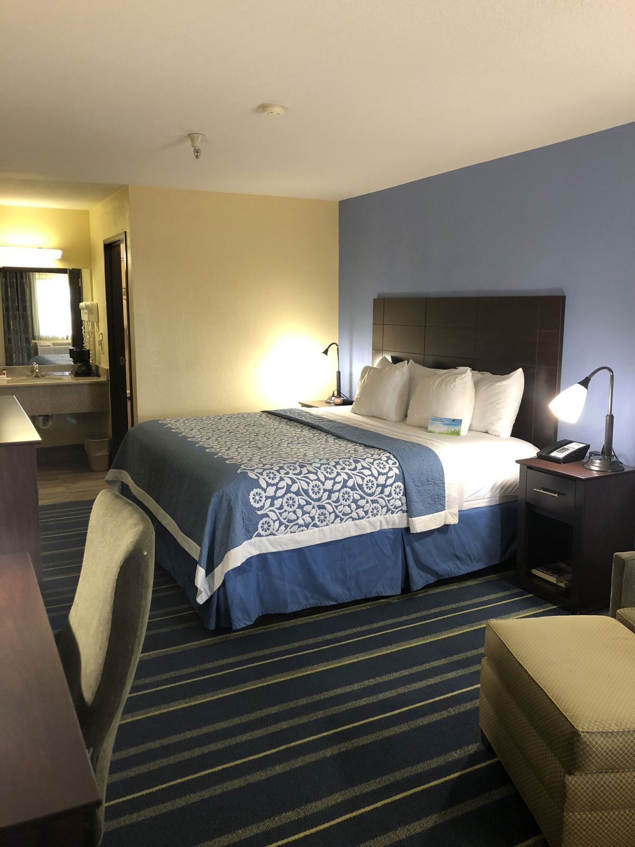 1 bedroom, pillowtop beds, desk, blackout drapes