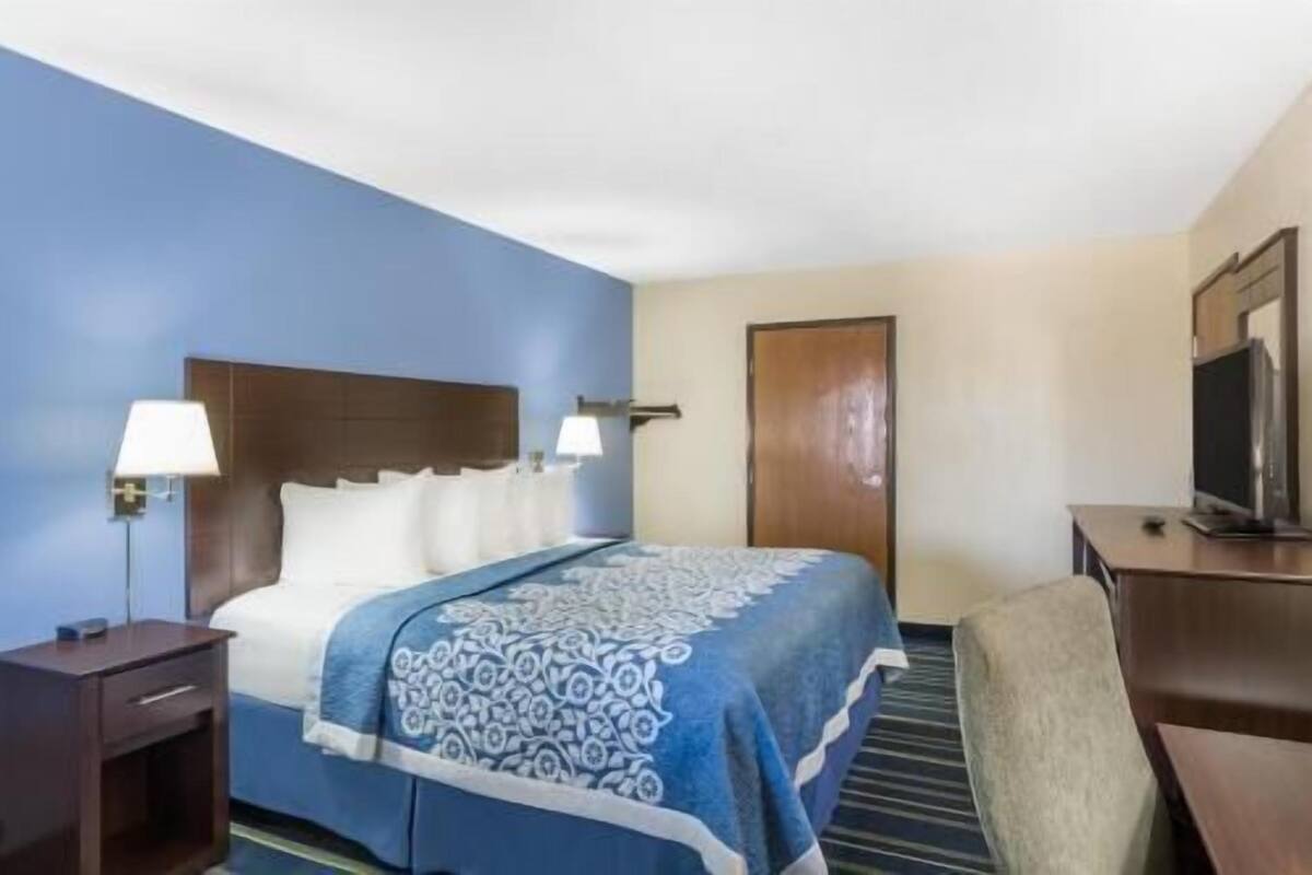 1 bedroom, pillowtop beds, desk, blackout drapes