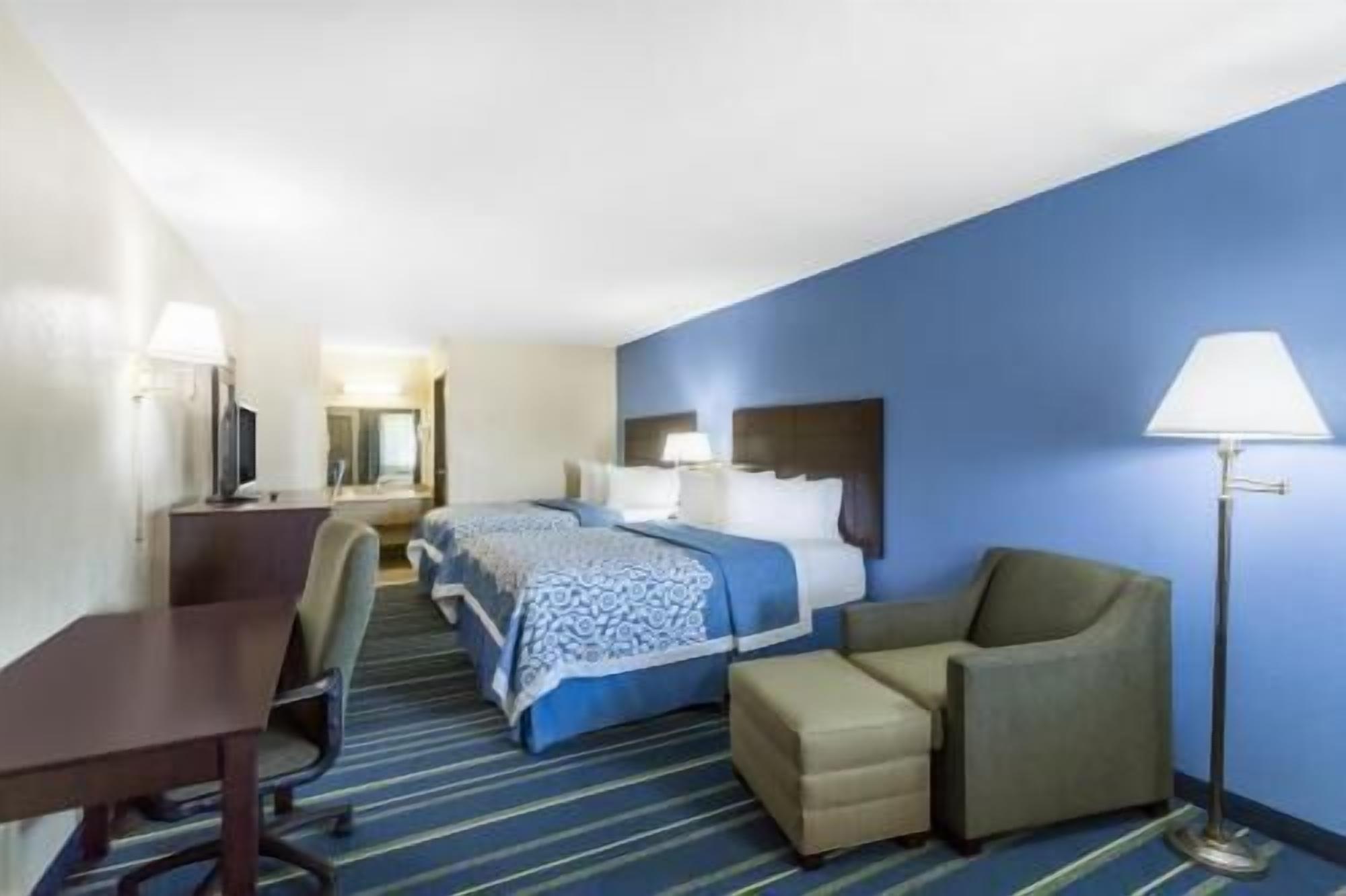 1 bedroom, pillowtop beds, desk, blackout drapes