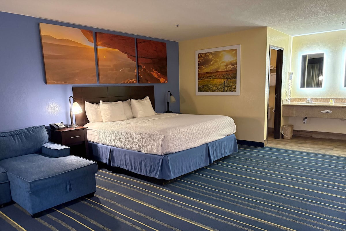 1 bedroom, pillowtop beds, desk, blackout drapes