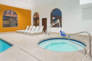 Indoor pool - Days Inn by Wyndham Holbrook (Holbrook)