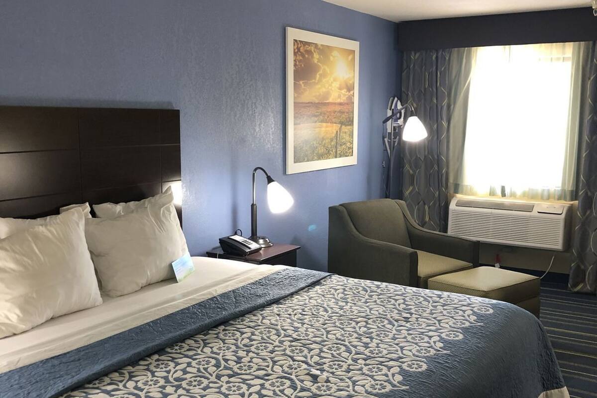 1 bedroom, pillowtop beds, desk, blackout drapes