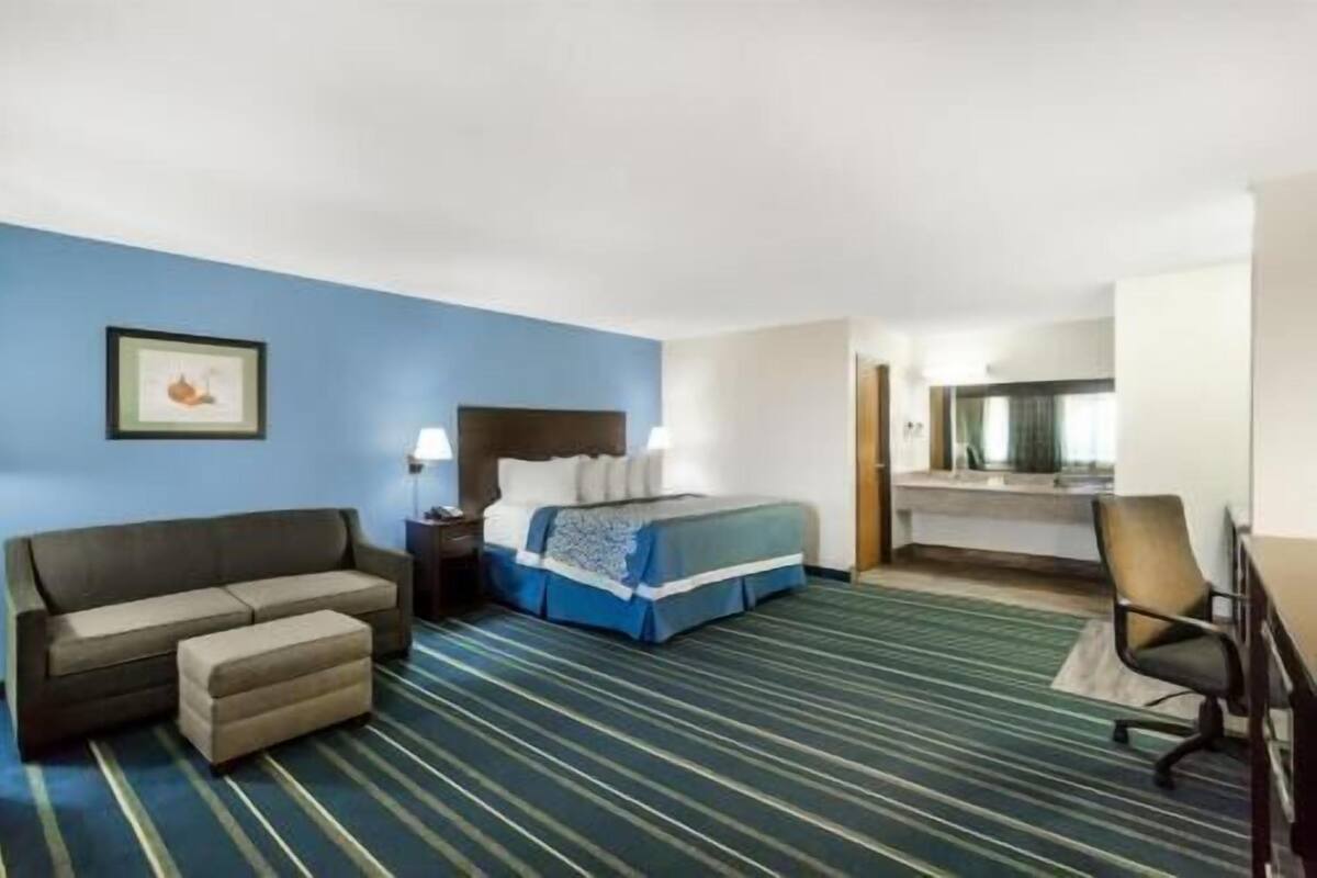 1 bedroom, pillowtop beds, desk, blackout drapes