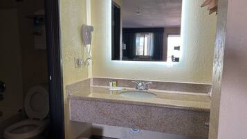 Chambre, 2 grands lits, non-fumeur | Salle de bain