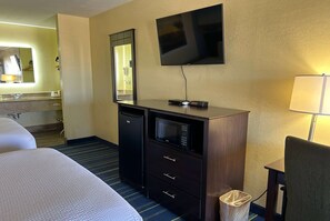 1 bedroom, pillow-top beds, desk, blackout curtains
