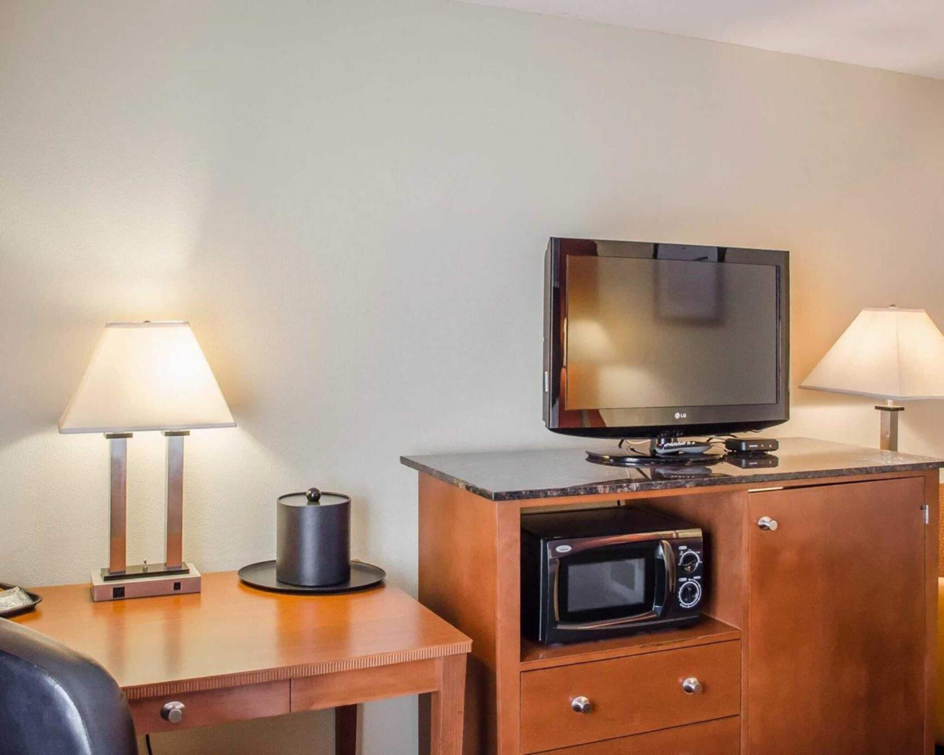 Standard Double Room | In-room safe, desk, laptop workspace, blackout curtains