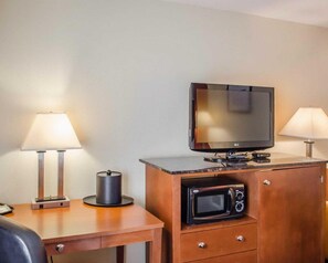 Standard Double Room | In-room safe, desk, laptop workspace, blackout drapes - Hotel Hanna (Harrisburg)