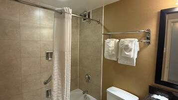 Combined shower/bathtub, free toiletries, hair dryer, towels