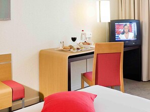 In-room safe, desk, blackout curtains, soundproofing - Hotel Novotel Amiens Pôle Jules Verne (Boves)