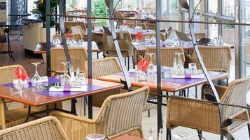 Serveert ontbijt, lunch en diner