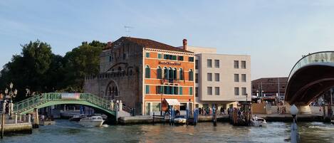 Vista frontal de la propiedad