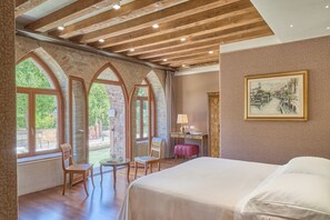 Habitació doble Deluxe, vistes al canal (Piccolo canale e/o Giardini) | Llençols de cotó egipci, roba de llit d'alta qualitat i cobrellits