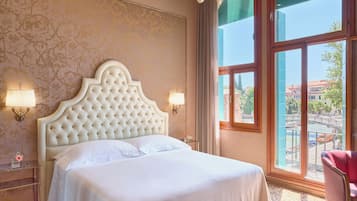 Deluxe Double Room, Canal View (Piccolo canale e/o Giardini) | Egyptian cotton sheets, premium bedding, down comforters, pillowtop beds