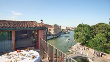 Suite – junior, kanalutsikt (Rooftop)(Small Canal Rio Novo/Garden) | Sengetøy i egyptisk bomull, sengetøy av topp kvalitet og dundyner