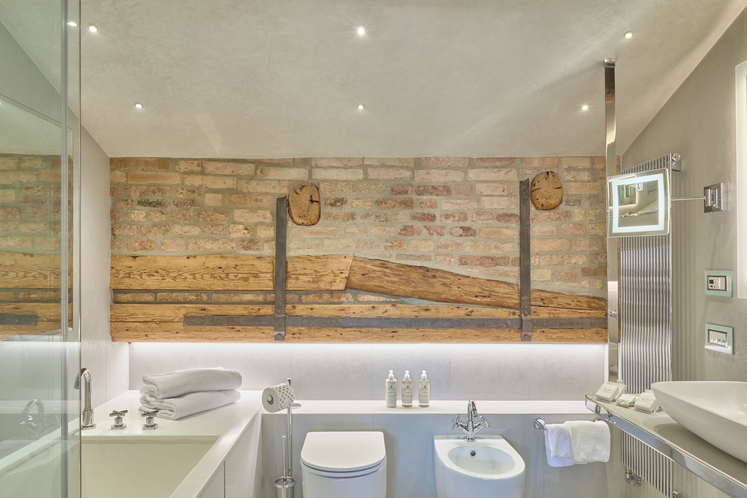 junior suite, canal view (rooftop)(small canal rio novo/garden) | bathroom | rainfall showerhead, free toiletries, hair dryer, bidet