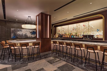 Serves breakfast and dinner at JW Marriott Atlanta Buckhead