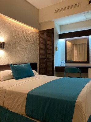 Habitacion Estandar 1 cama doble sin vista | Ropa de cama de alta calidad, caja fuerte, escritorio