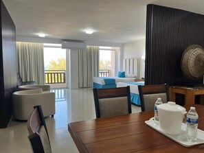 Suite Presidencial, 1 cama king, vista al mar | Dining room - Howard Johnson by Wyndham Veracruz (Veracruz)