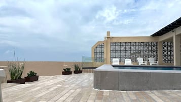 Alberca al aire libre y camastros