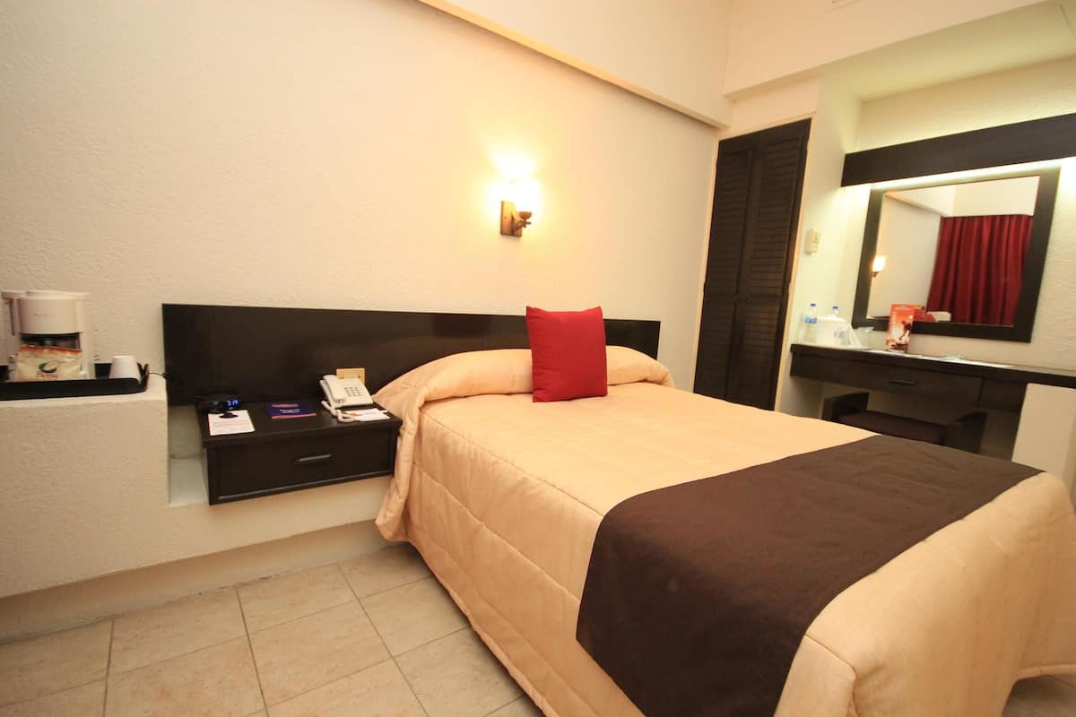 1 bedroom, premium bedding, in-room safe, desk