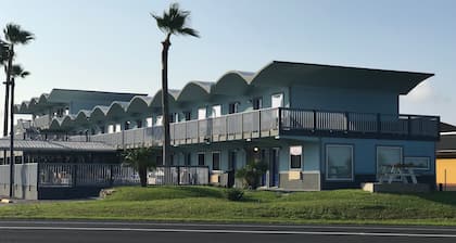 Blue Wave Inn