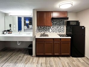 Refrigerador, microondas y cafetera y tetera 