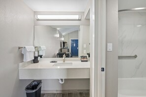 Bathtub, hair dryer, towels - Blue Wave Inn (Rockport)