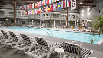 Innendørsbasseng og sesongbasert utendørsbasseng