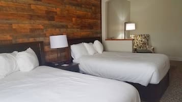 Habitación estándar, 2 camas matrimoniales | Ropa de cama de alta calidad y tabla de planchar con plancha