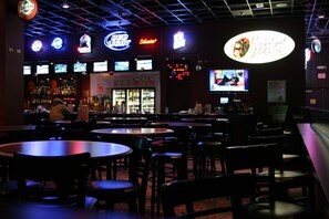 2 bars/lounges