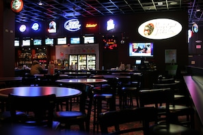 2 bars/lounges