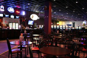 2 bars/lounges